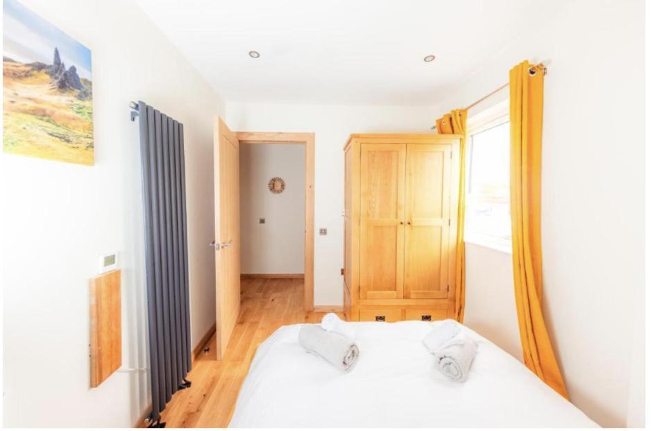Luxury Cottage With Stunning Views Near Fairy Pools - School House 3 Карбост Екстериор снимка