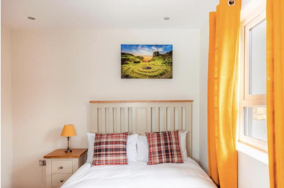 Luxury Cottage With Stunning Views Near Fairy Pools - School House 3 Карбост Екстериор снимка