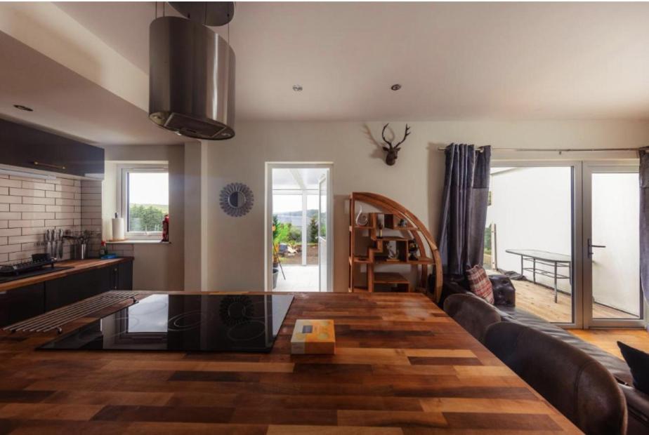 Luxury Cottage With Stunning Views Near Fairy Pools - School House 3 Карбост Екстериор снимка