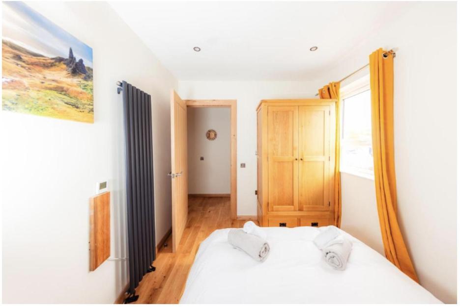 Luxury Cottage With Stunning Views Near Fairy Pools - School House 3 Карбост Екстериор снимка